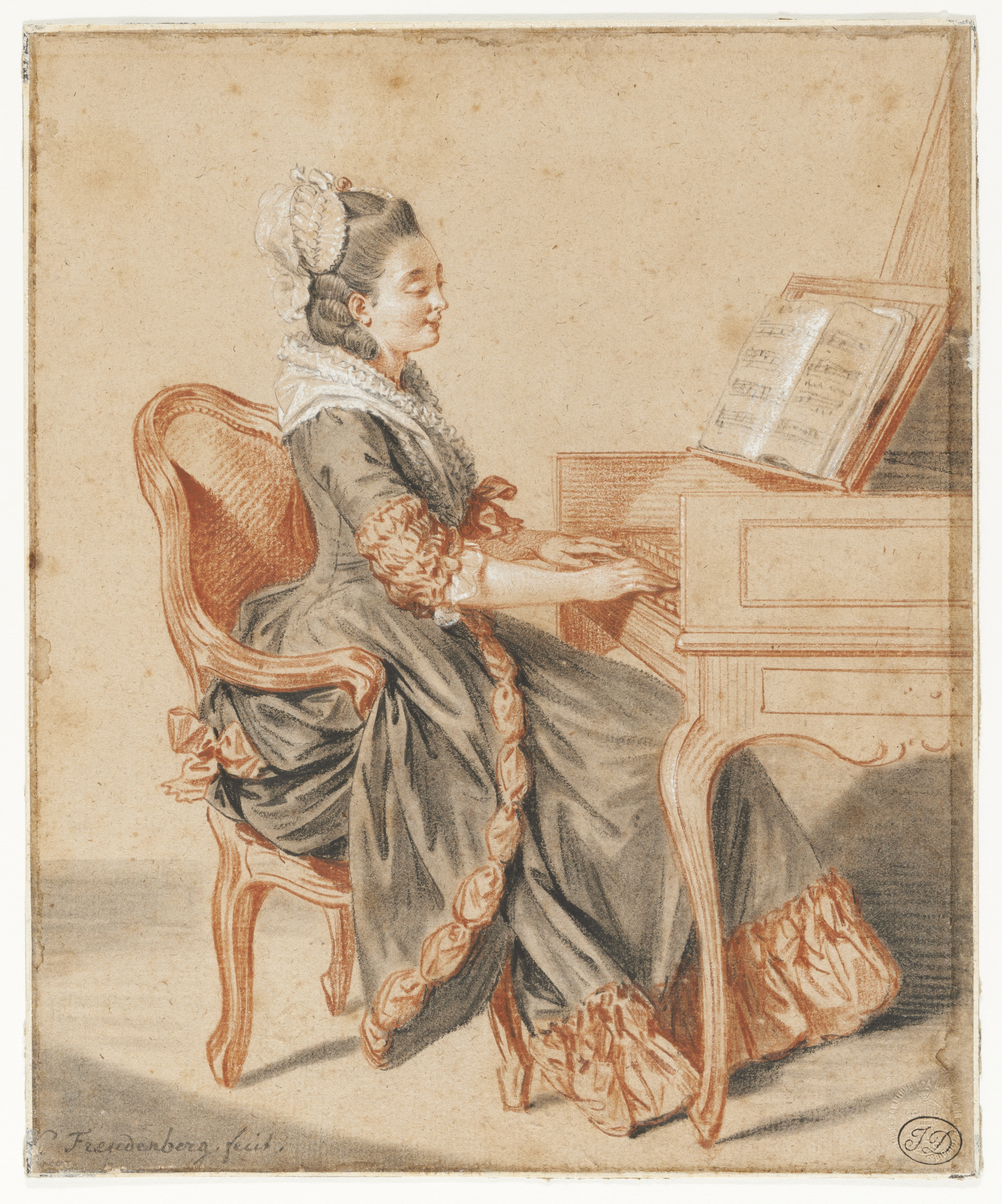 Giovane donna in abito rococò seduta al pianoforte